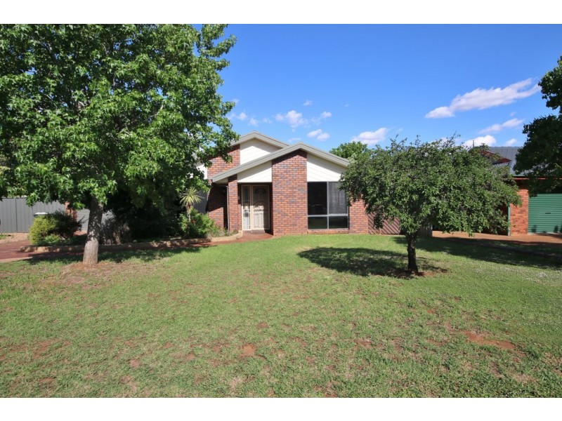 4 Kestrel Close, Dubbo NSW 2830