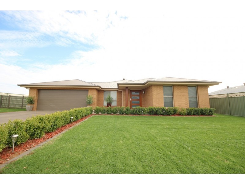 32 Holmwood Drive, Dubbo NSW 2830