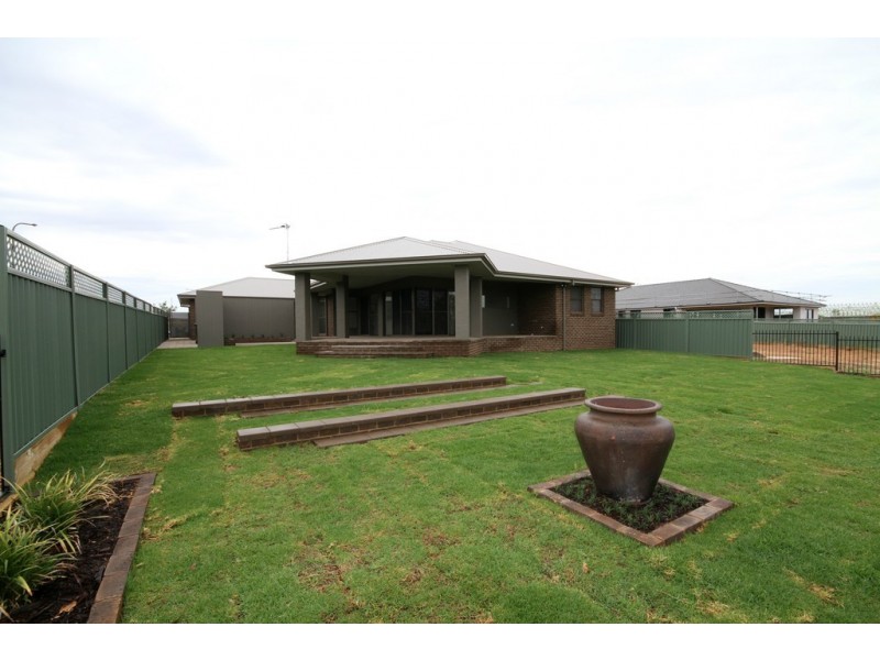 12 Aquarius Street, Dubbo NSW 2830