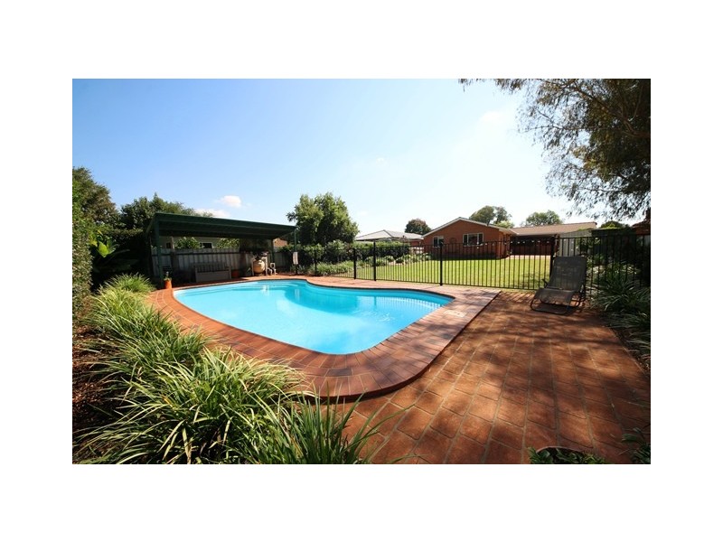6 Balmoral Place, Dubbo NSW 2830