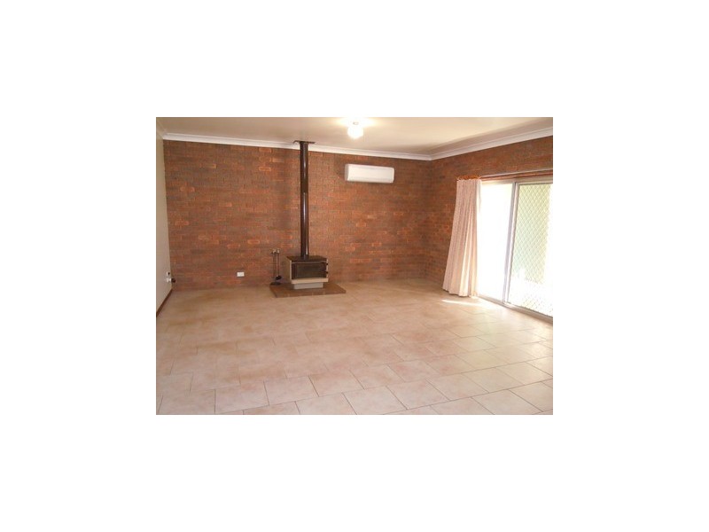 86 Bolton Street, Narrandera NSW 2700