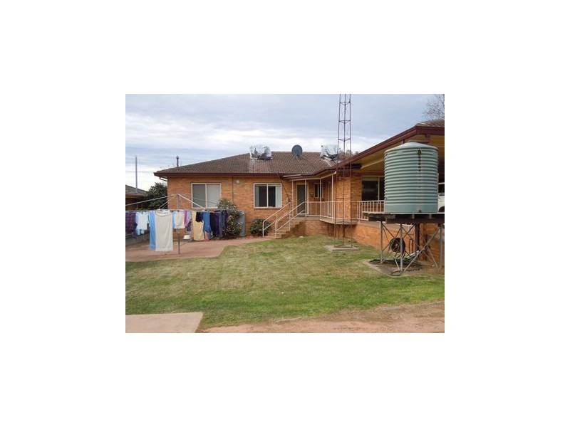 2 Riverine Street, Narrandera NSW 2700
