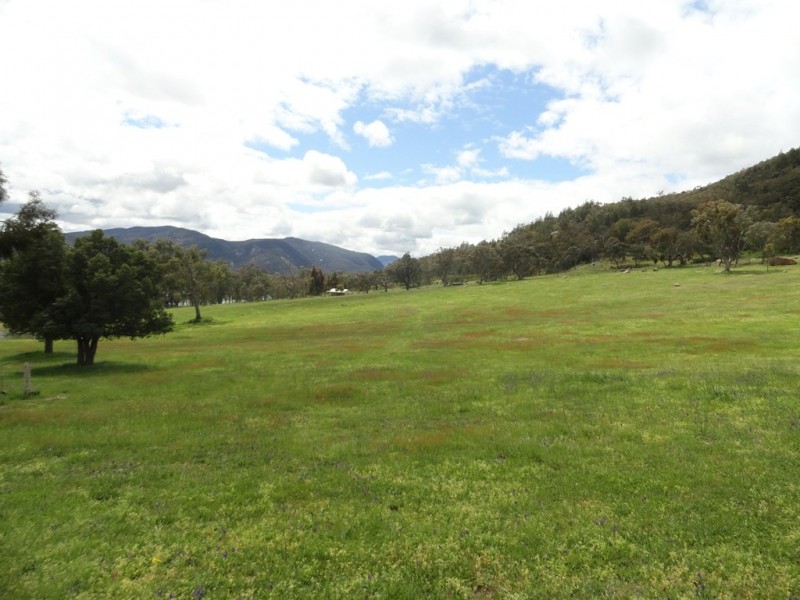 5566 Murray River Road, Thologolong VIC 3691