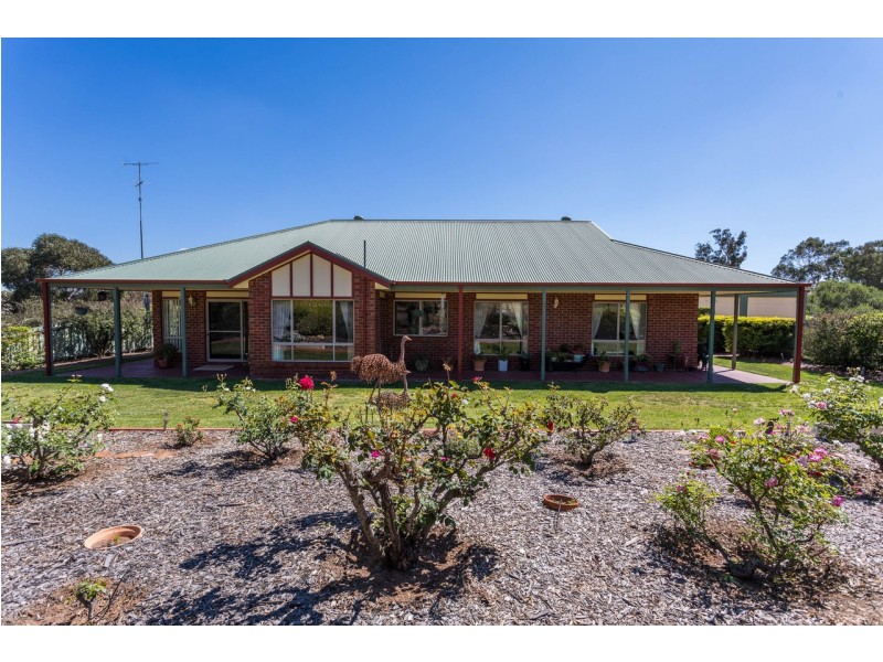 111 Pine Hill Road, Narrandera NSW 2700