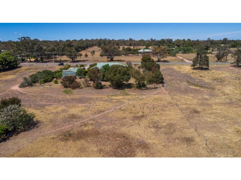 111 Pine Hill Road, Narrandera NSW 2700
