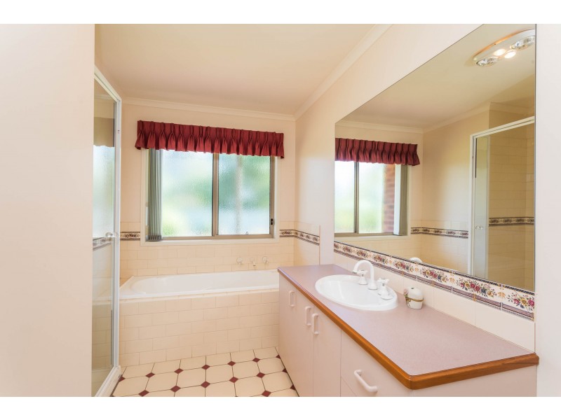 111 Pine Hill Road, Narrandera NSW 2700