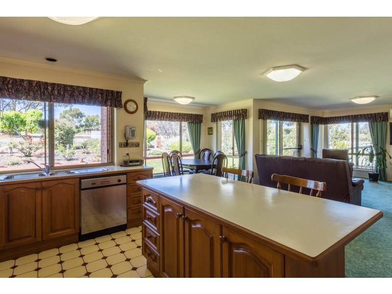 111 Pine Hill Road, Narrandera NSW 2700