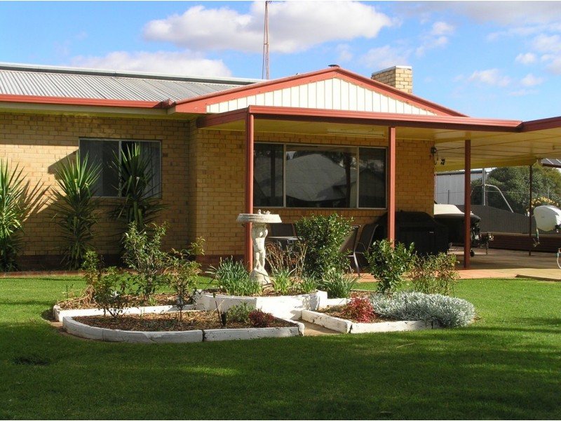 72 Coreen Street, Jerilderie NSW 2716