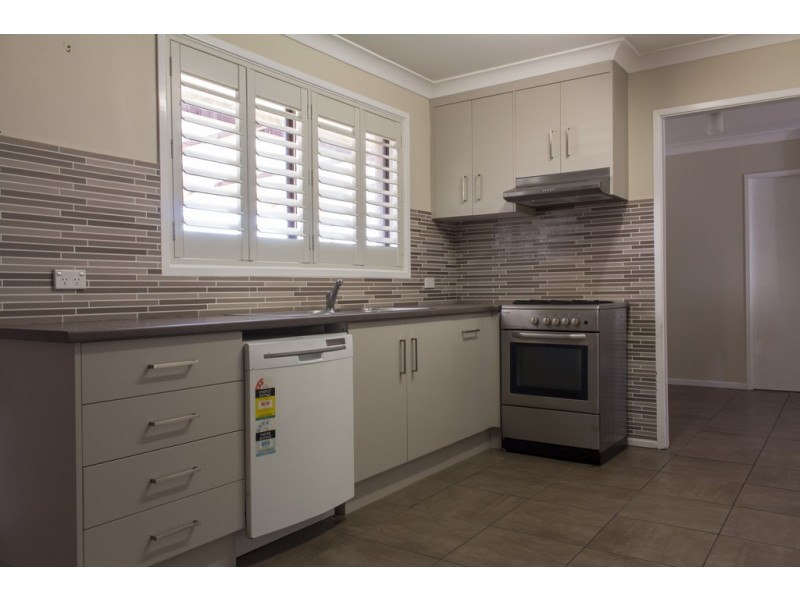 24 DWYER DRIVE, Young NSW 2594