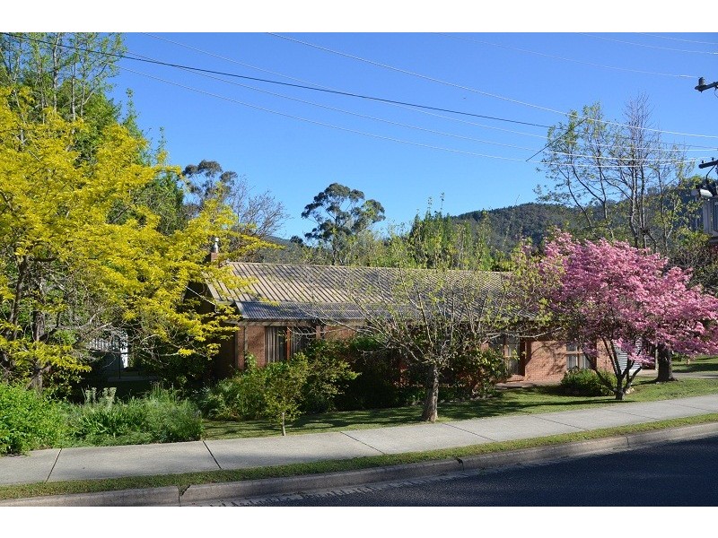 2 Showers Avenue, Bright VIC 3741