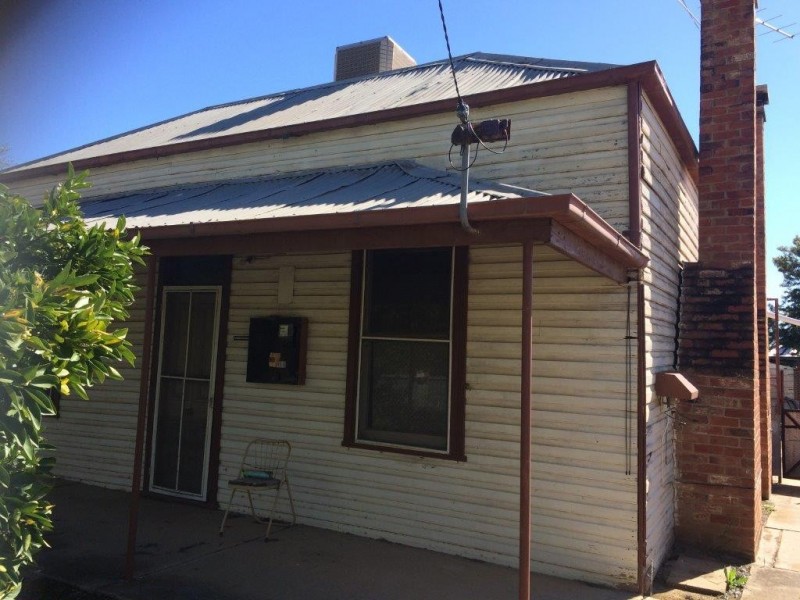 323 MACAULEY STREET, Hay NSW 2711