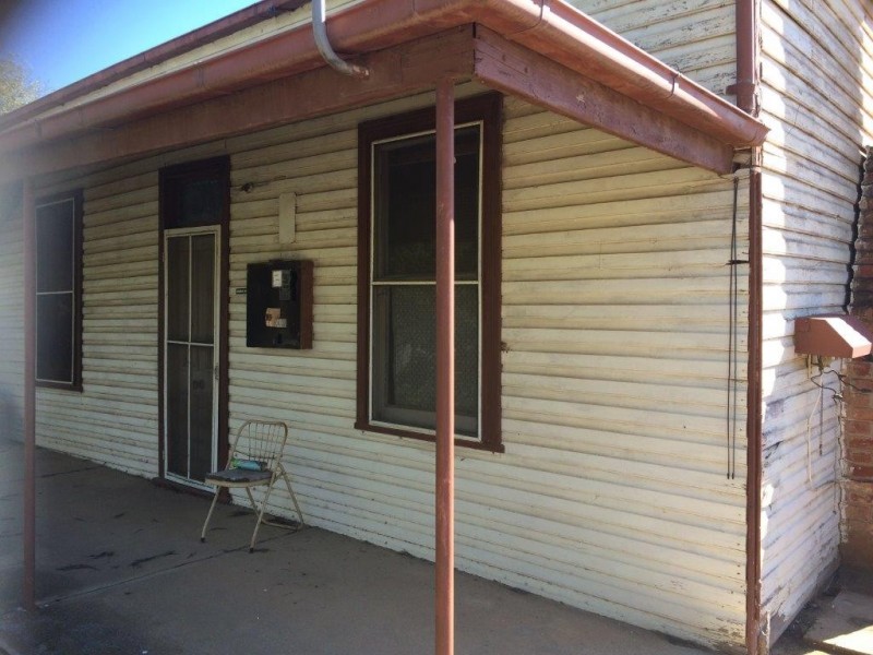 323 MACAULEY STREET, Hay NSW 2711