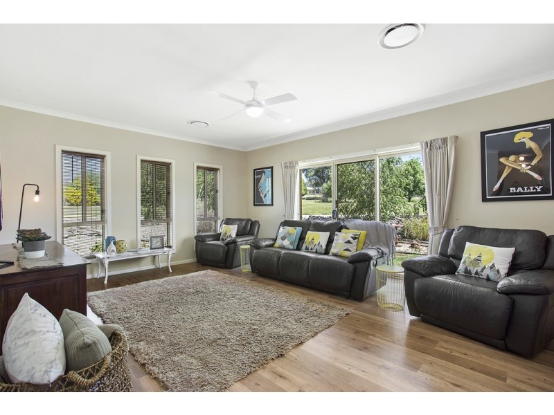 12 Pony Court, Table Top NSW 2640