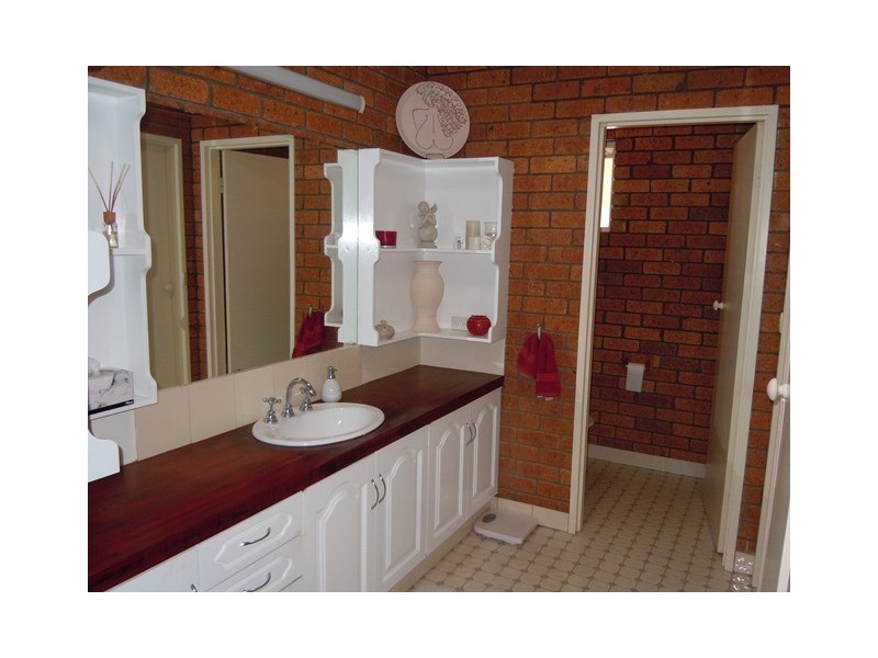 4 Bells Road, Narrandera NSW 2700