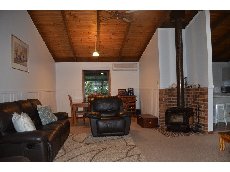 9 Cooper Street, Tawonga VIC 3697