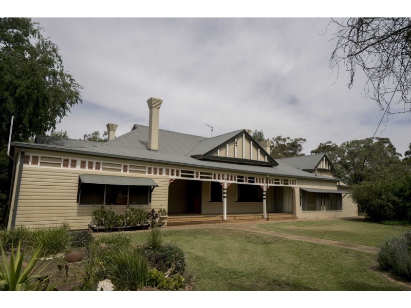 2 WEIR PARK ROAD, Narrandera NSW 2700