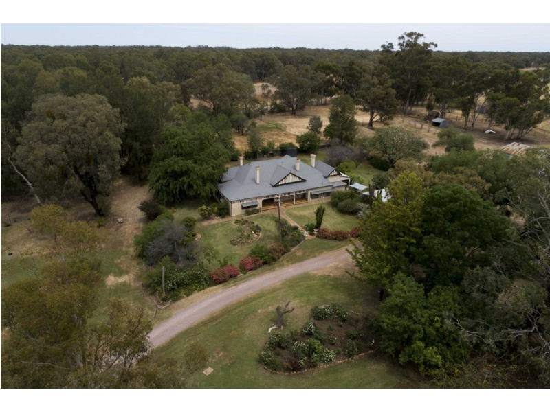 2 WEIR PARK ROAD, Narrandera NSW 2700
