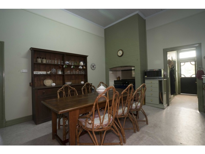 2 WEIR PARK ROAD, Narrandera NSW 2700