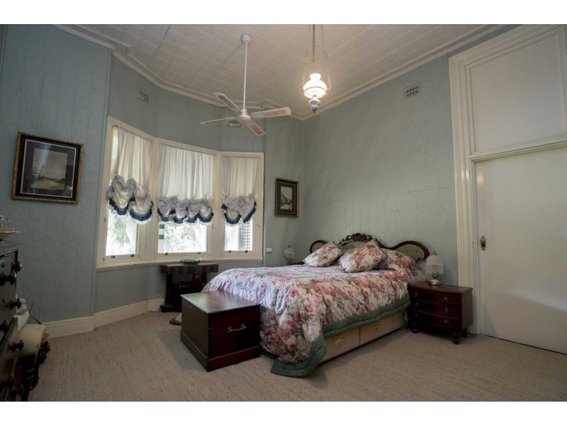 2 WEIR PARK ROAD, Narrandera NSW 2700