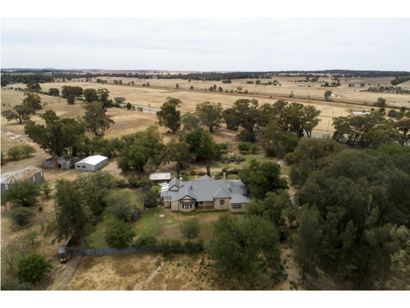 2 WEIR PARK ROAD, Narrandera NSW 2700