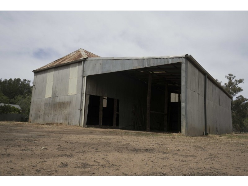 2 WEIR PARK ROAD, Narrandera NSW 2700