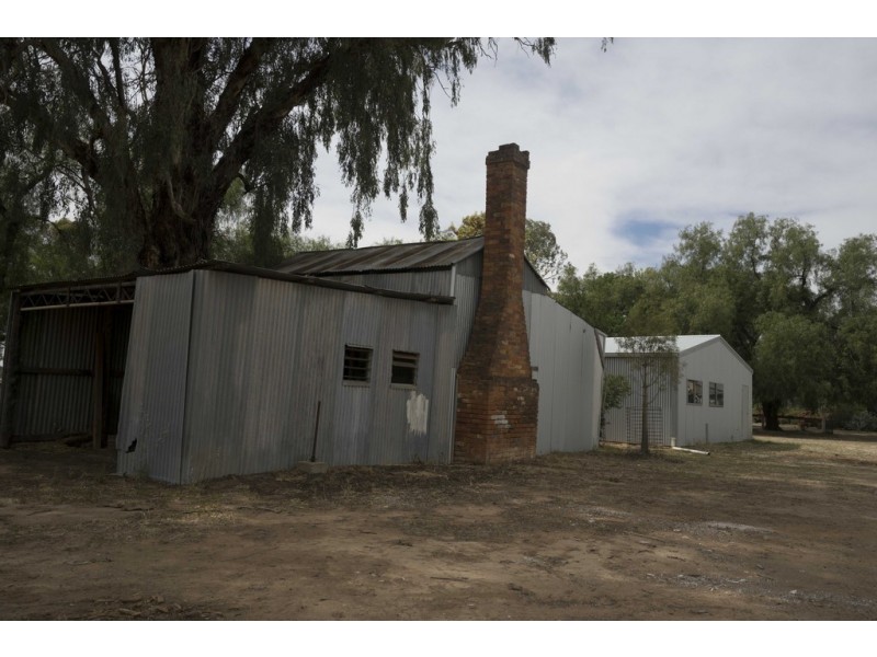 2 WEIR PARK ROAD, Narrandera NSW 2700