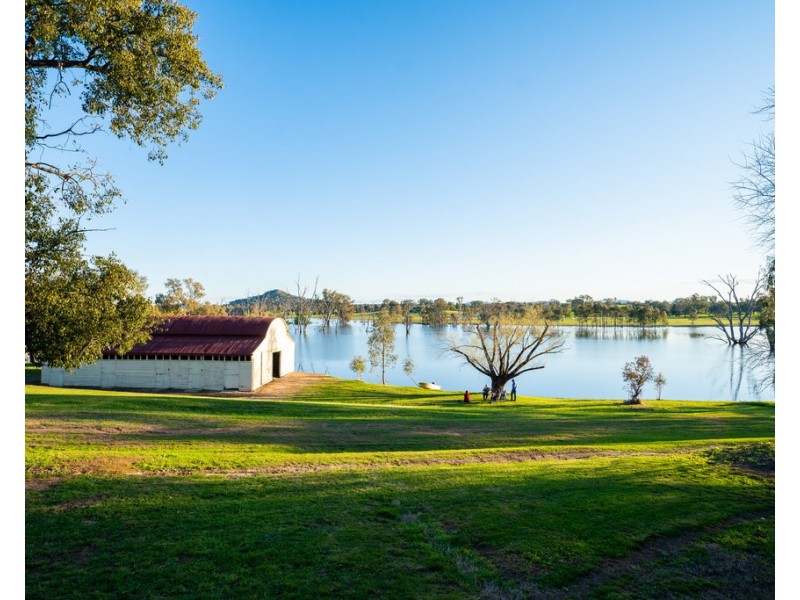 115 Burma Road, Table Top NSW 2640