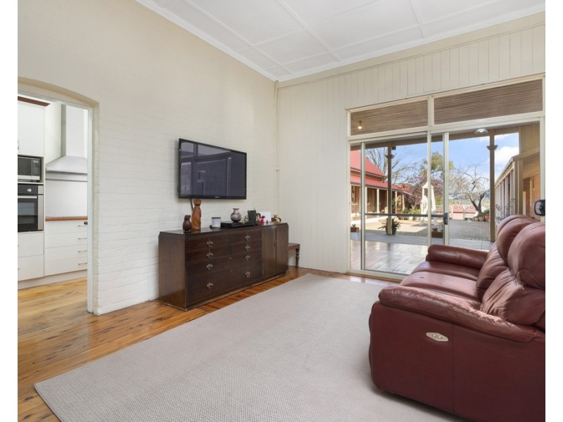 115 Burma Road, Table Top NSW 2640