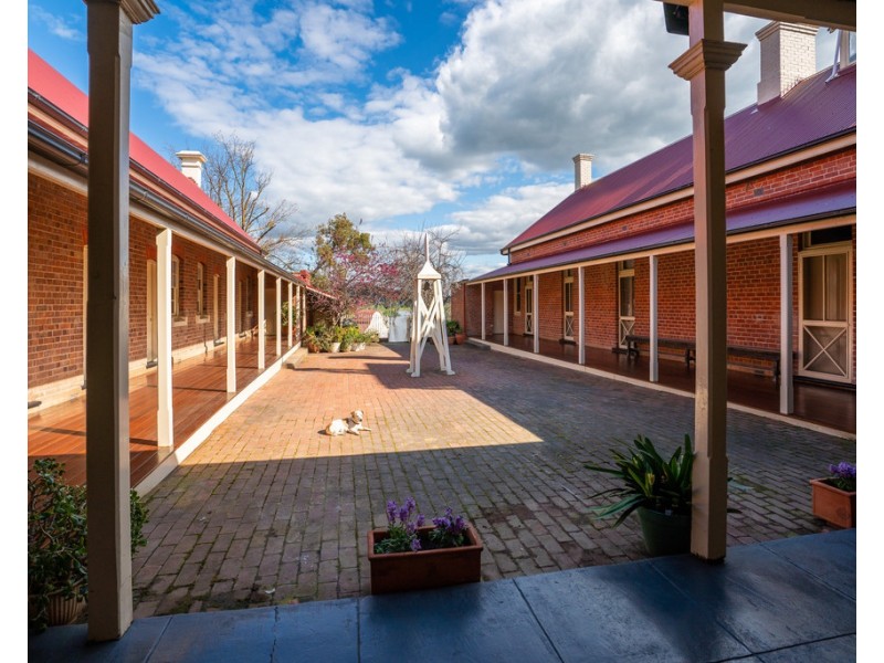 115 Burma Road, Table Top NSW 2640