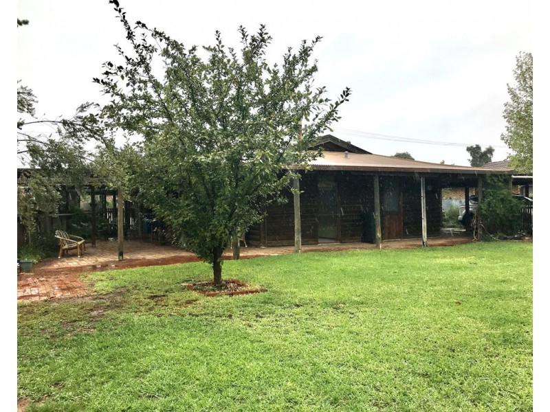 11 Quirk Street, Finley NSW 2713