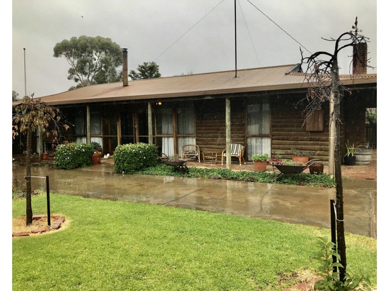 11 Quirk Street, Finley NSW 2713