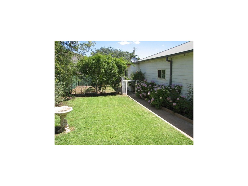 28 Douglas, Narrandera NSW 2700