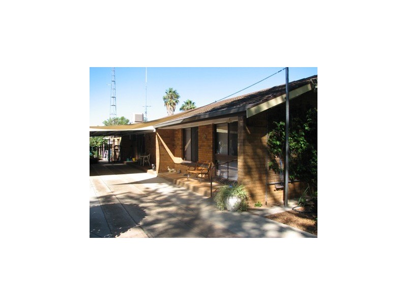 16 Chantilly, Narrandera NSW 2700