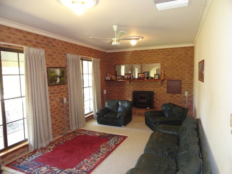 225 Spring Drive, Corowa NSW 2646