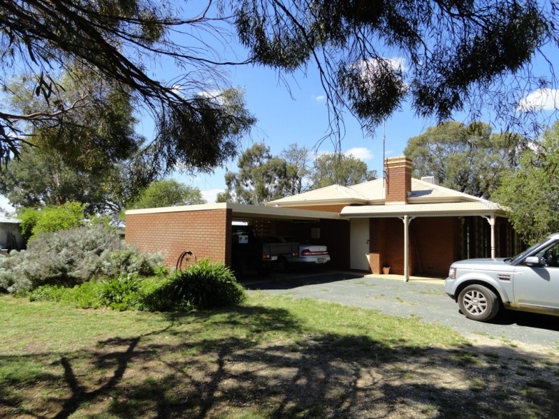 225 Spring Drive, Corowa NSW 2646