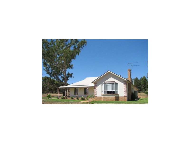 9 Bells Road, Narrandera NSW 2700