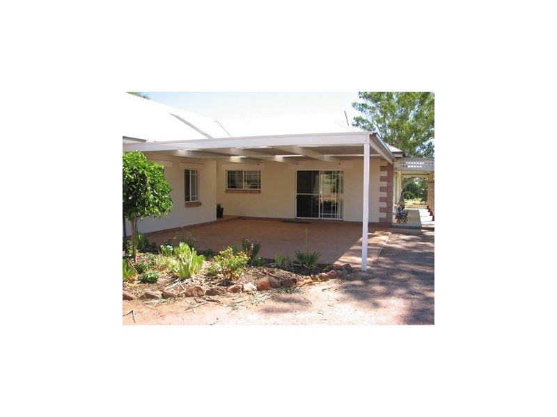 9 Bells Road, Narrandera NSW 2700