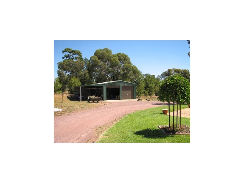 9 Bells Road, Narrandera NSW 2700