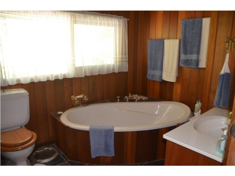 24 Crystal Brook Avenue, Porepunkah, Via, Bright VIC 3741