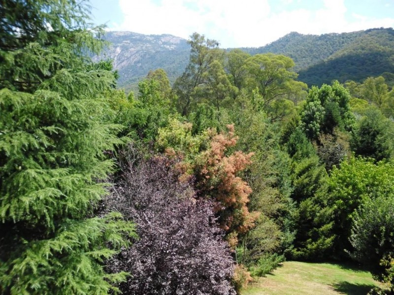 24 Crystal Brook Avenue, Porepunkah, Via, Bright VIC 3741