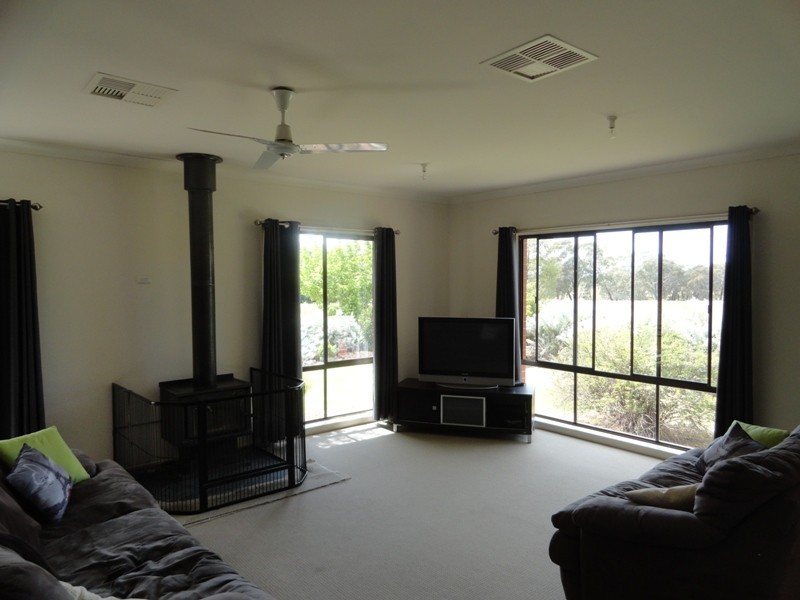 2327 Urana Road, Jindera NSW 2642