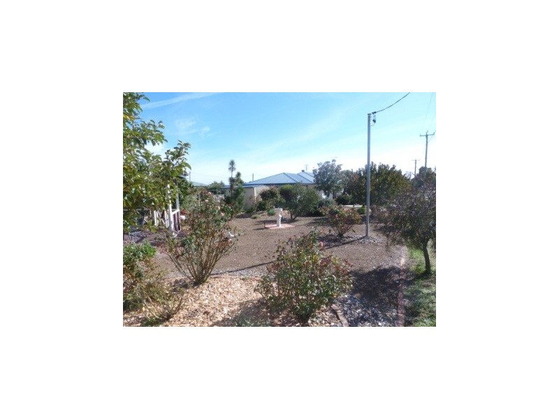 95 Long St, Boorowa NSW 2586