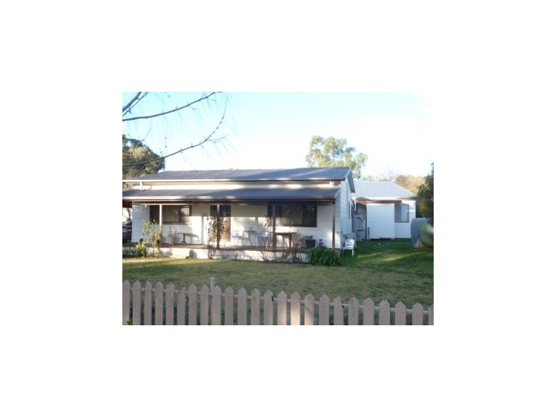 84 Court Street, Boorowa NSW 2586
