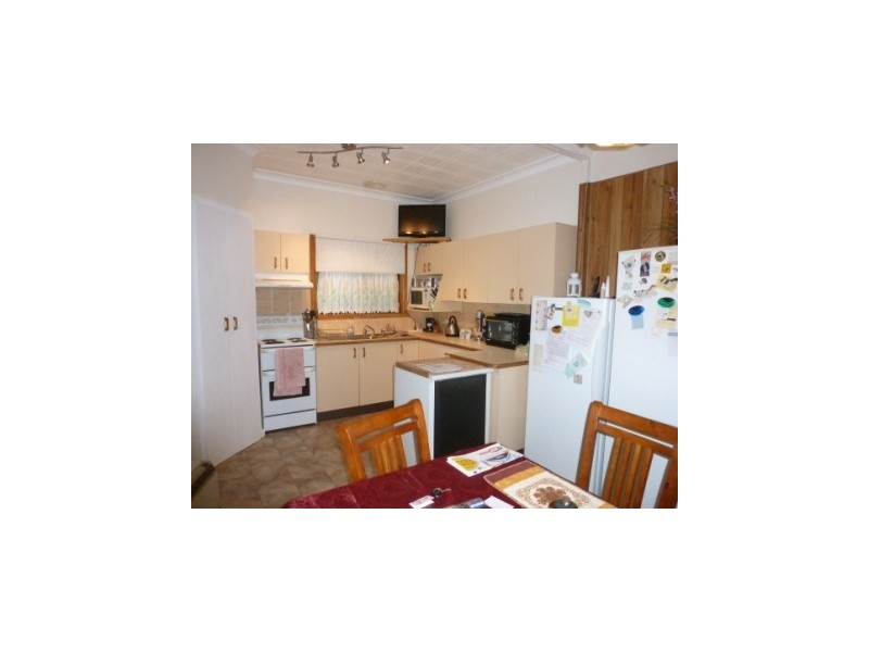 84 Court Street, Boorowa NSW 2586