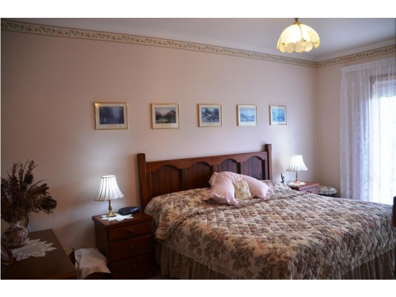 11 Iarias Lane, Bright VIC 3741