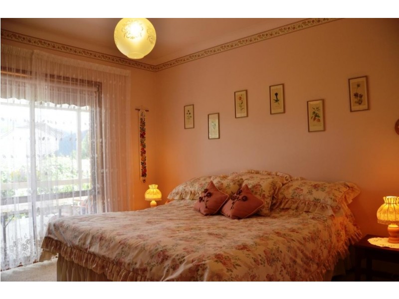 11 Iarias Lane, Bright VIC 3741