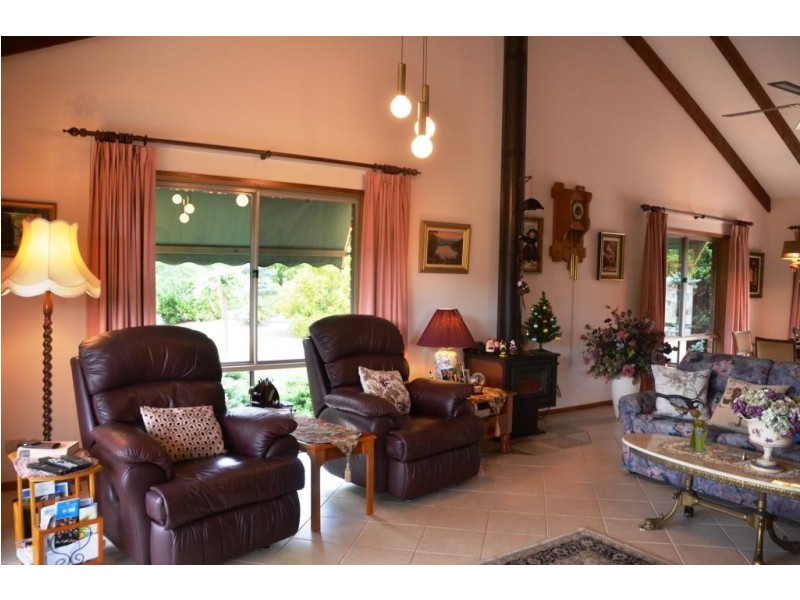 11 Iarias Lane, Bright VIC 3741