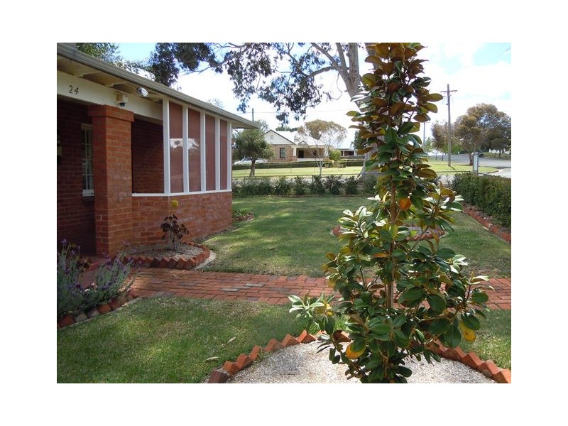 24 Roberts Street, Narrandera NSW 2700
