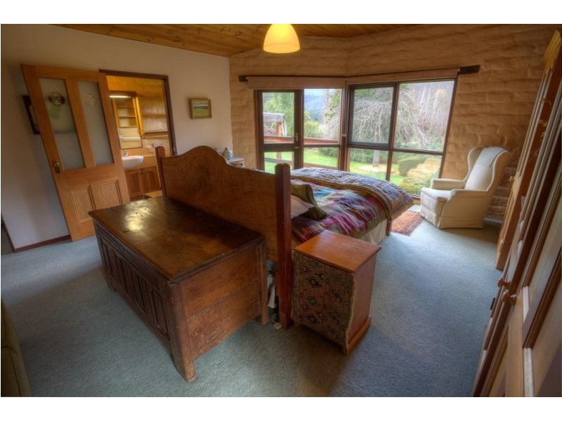 924 Morses Creek Road, Wandiligong VIC 3744