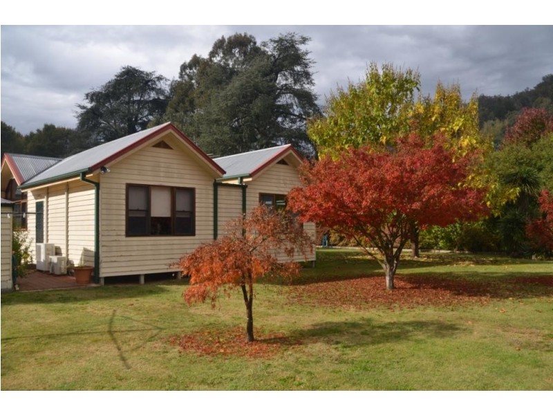 17 Railway Avenue, Bright VIC 3741